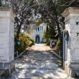 La scuola � infatti ospitata all�interno di Villa Anna, dimora storica di fine 800, separata dall�arteria trafficata da un cancello e da un ampio giardino